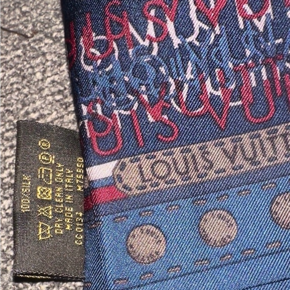 Super Rare and basically New! Louis Vuitton Men's Navy Monogram Silk Scarf.10/10 - Picture 3 of 6